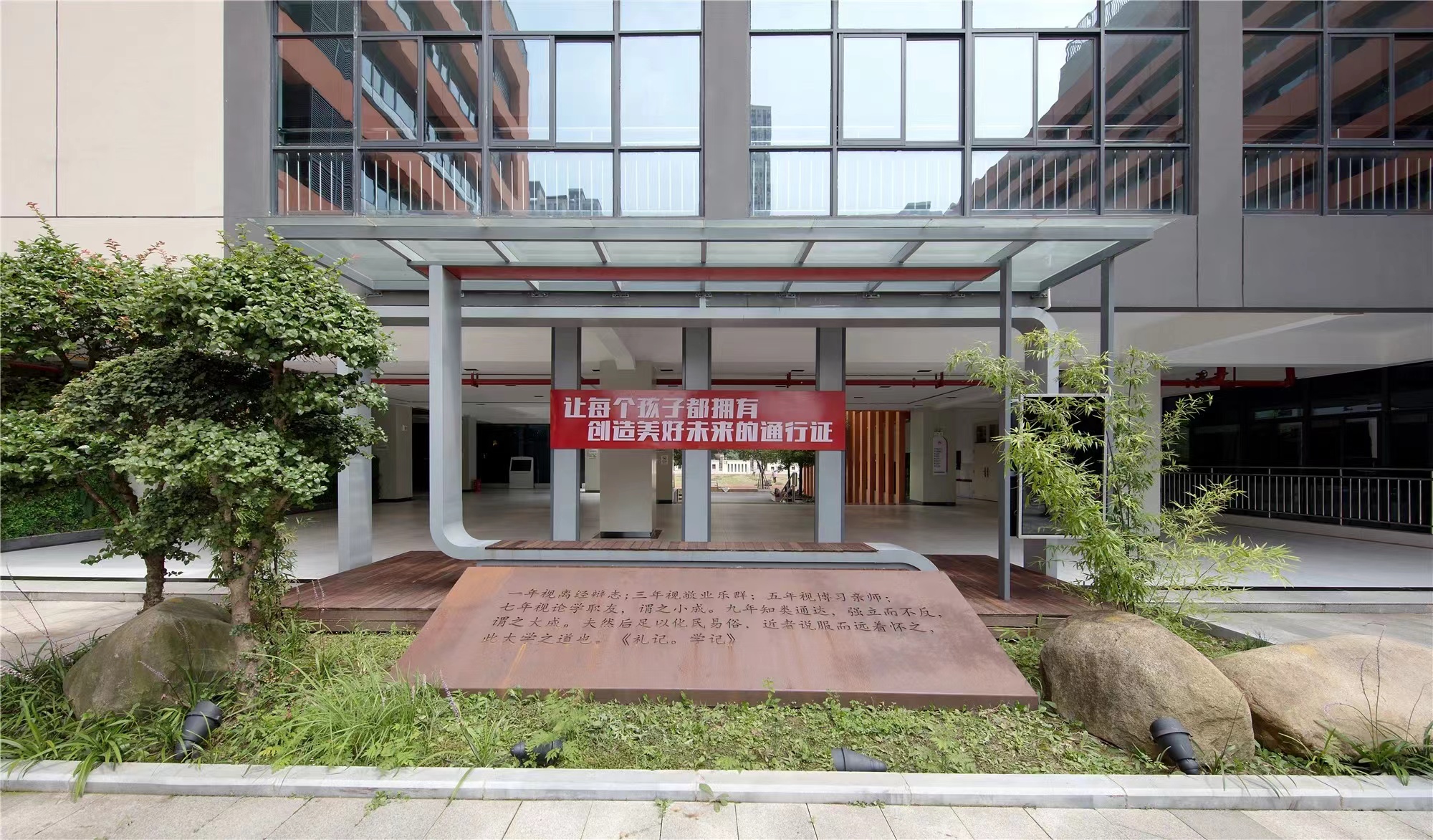 【學(xué)校案例】今泰裝飾在武漢市先后完成了與紅領(lǐng)巾學(xué)校6個校區(qū)的項目交付！(圖1)
